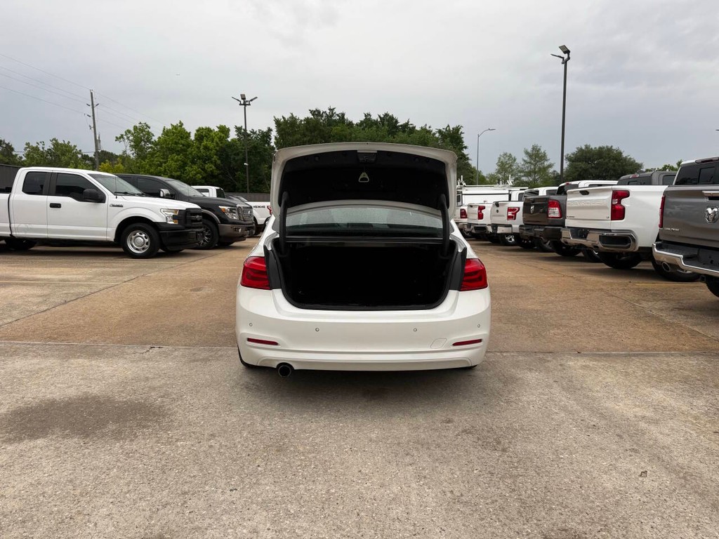 BMW 3 Series Vehicle Full-screen Gallery Image 38