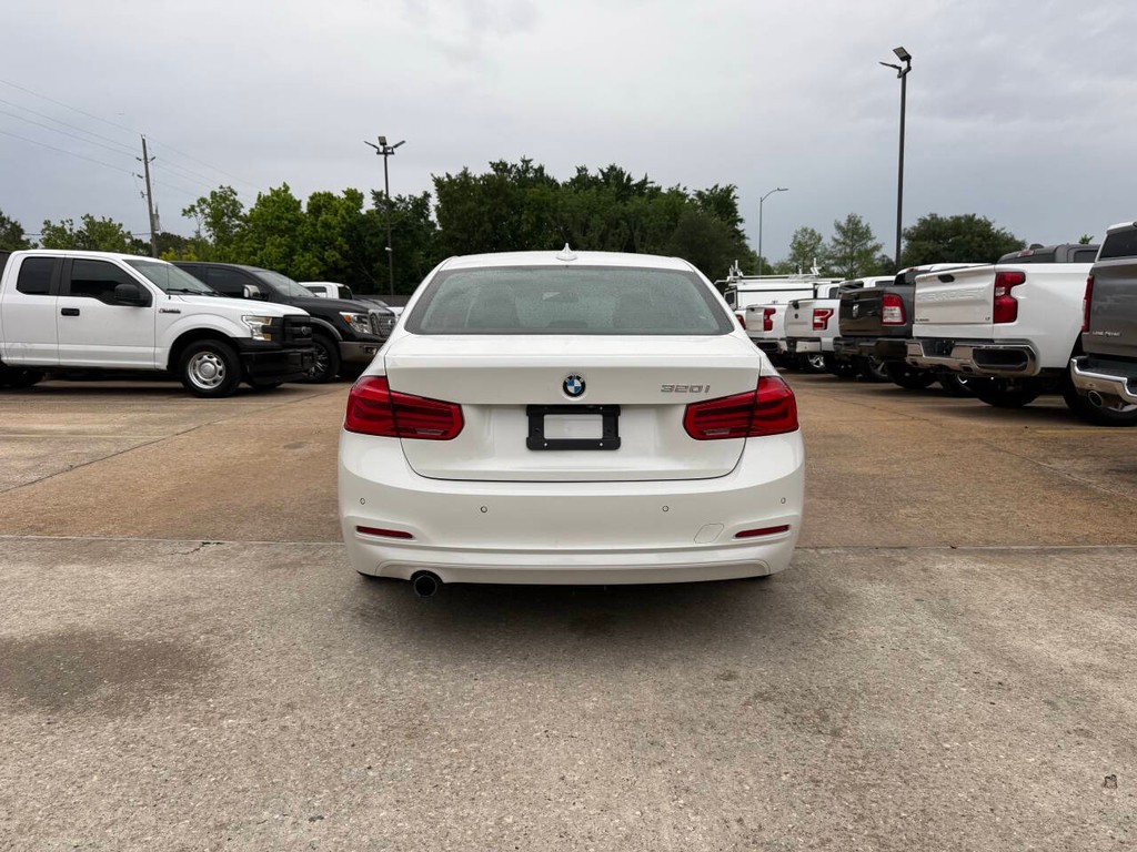 BMW 3 Series Vehicle Full-screen Gallery Image 39