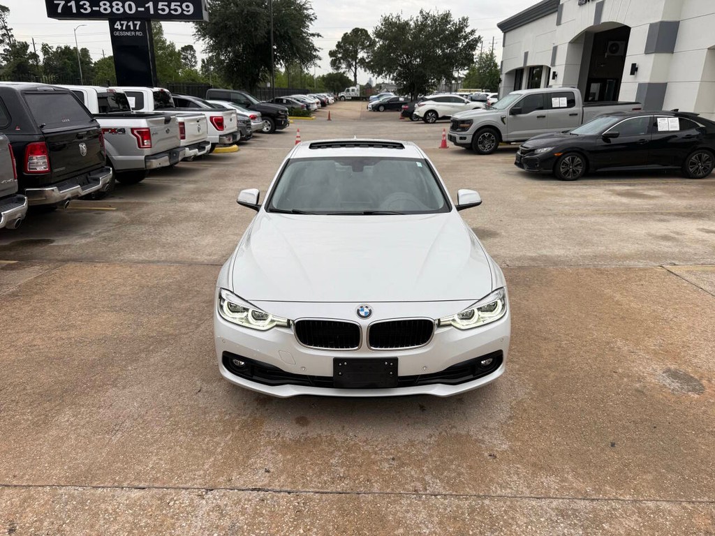 BMW 3 Series Vehicle Full-screen Gallery Image 40