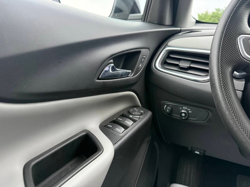 Chevrolet Equinox Vehicle Full-screen Gallery Image 30