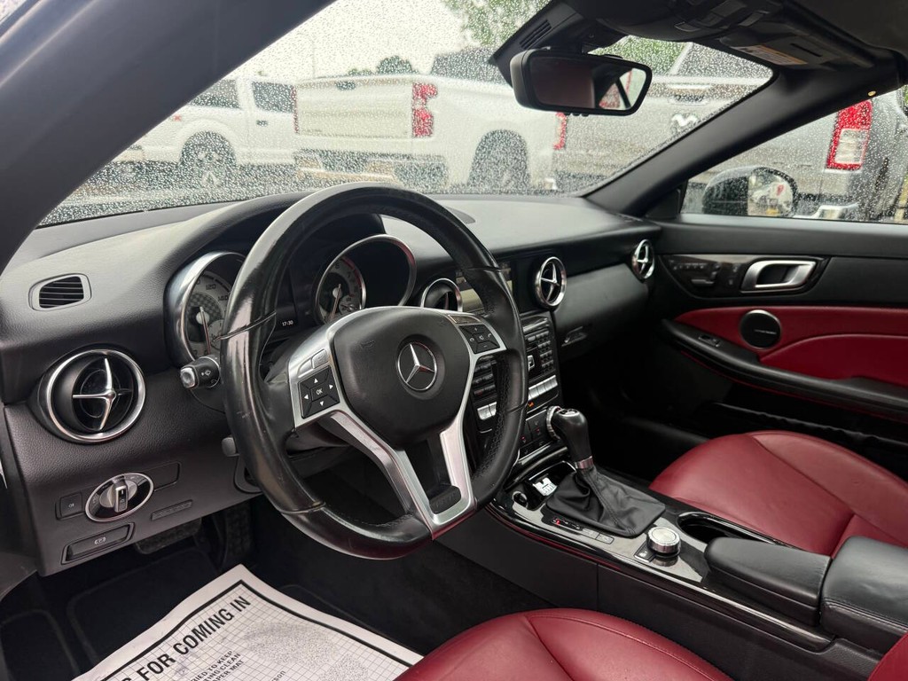 Mercedes-Benz SLK-Class Vehicle Full-screen Gallery Image 12