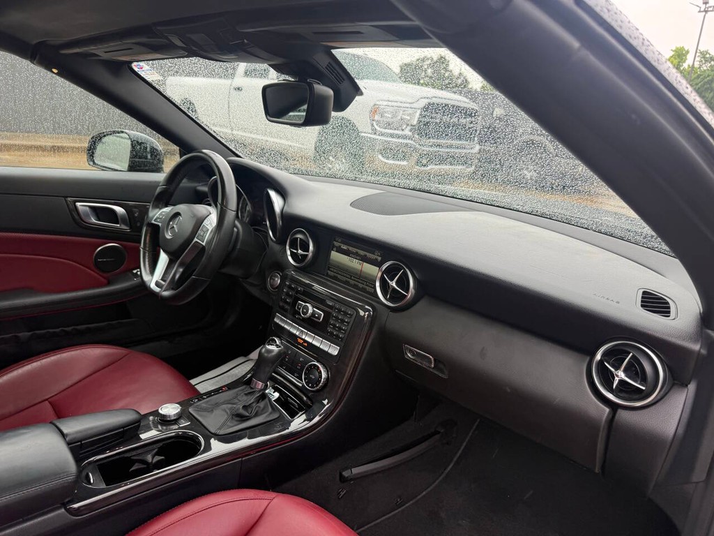 Mercedes-Benz SLK-Class Vehicle Full-screen Gallery Image 15