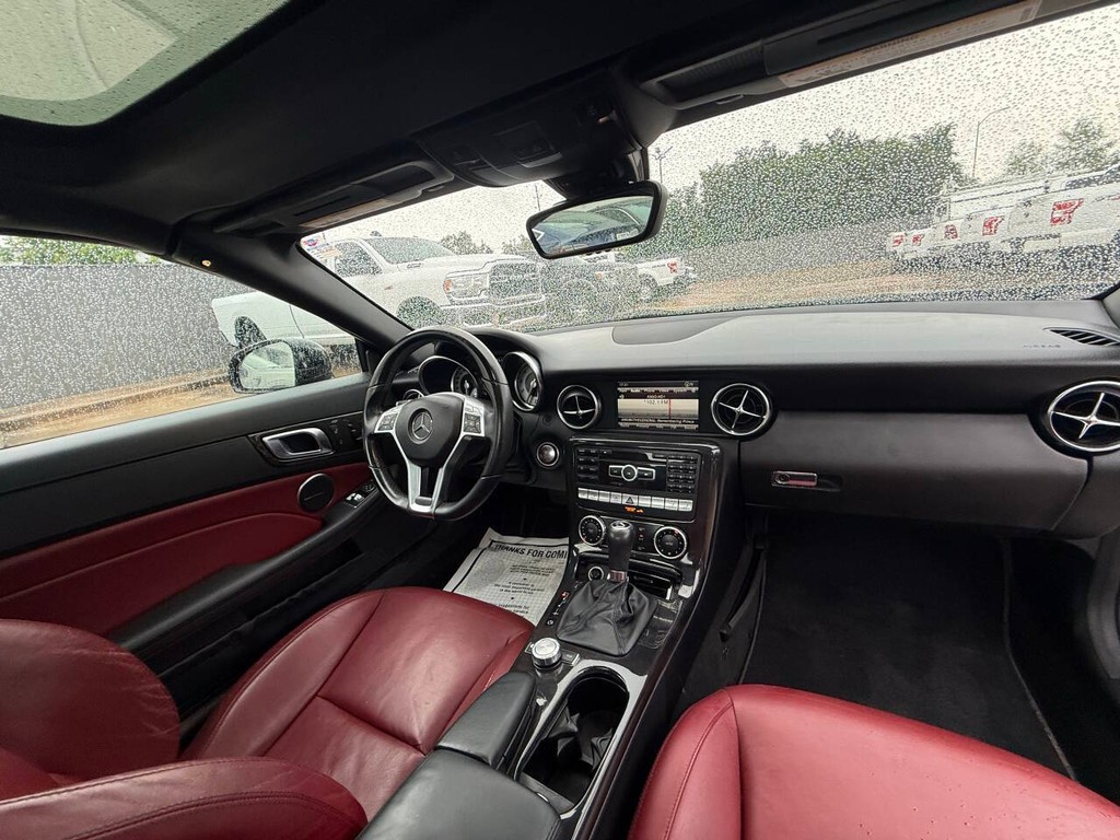 Mercedes-Benz SLK-Class Vehicle Full-screen Gallery Image 19