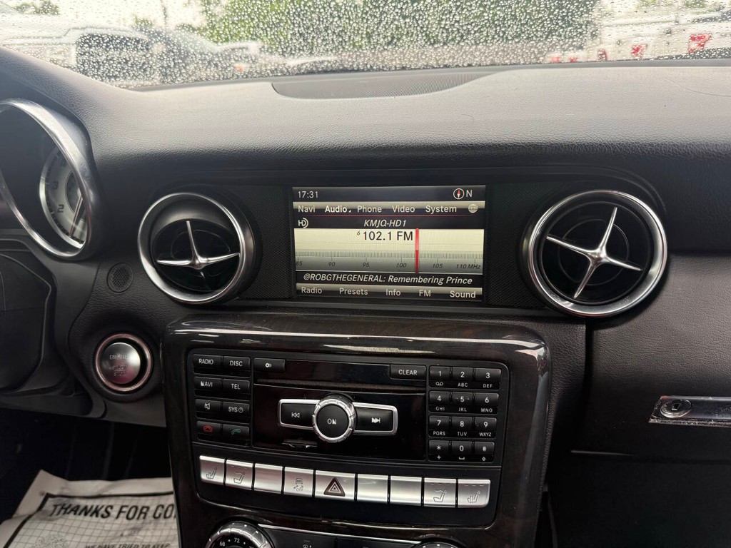 Mercedes-Benz SLK-Class Vehicle Full-screen Gallery Image 23