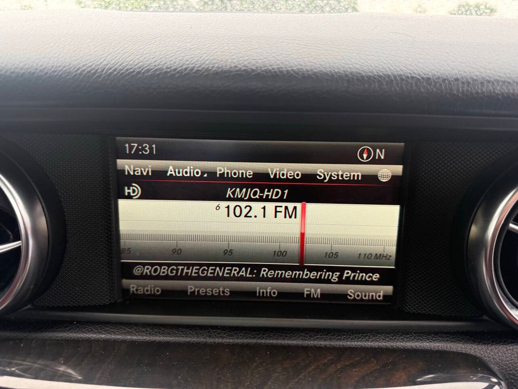 Mercedes-Benz SLK-Class Vehicle Full-screen Gallery Image 24