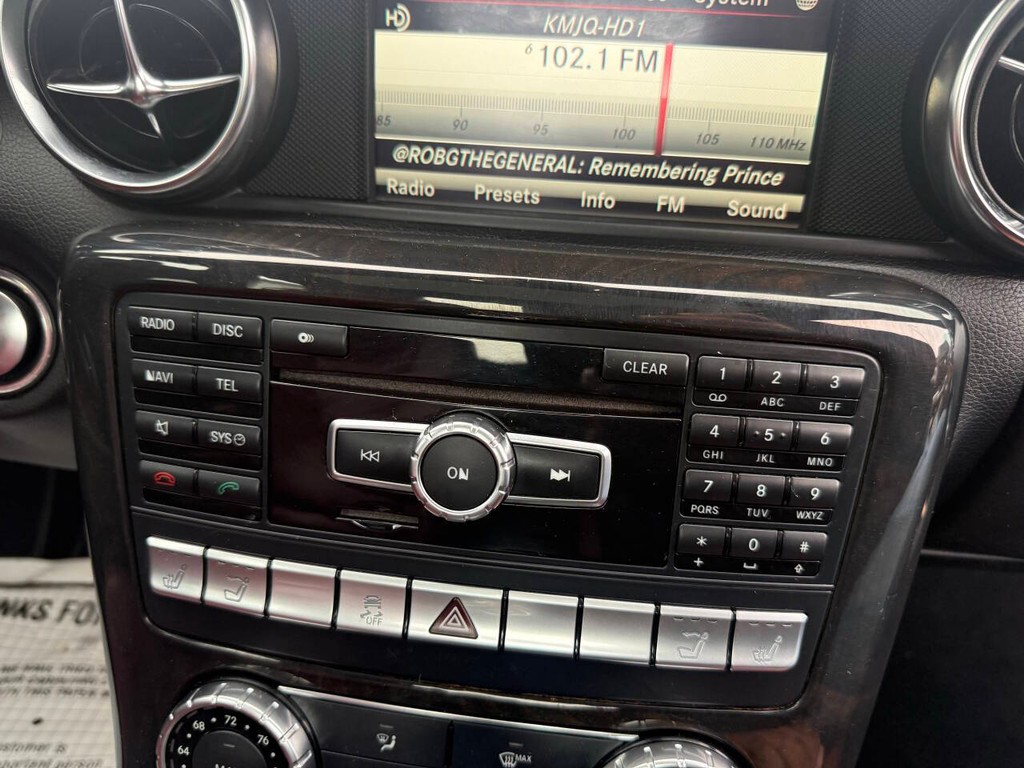 Mercedes-Benz SLK-Class Vehicle Full-screen Gallery Image 26