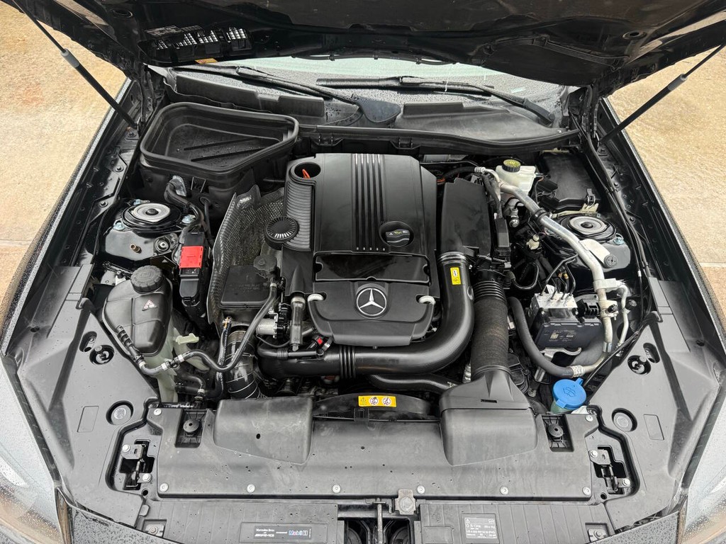 Mercedes-Benz SLK-Class Vehicle Full-screen Gallery Image 32