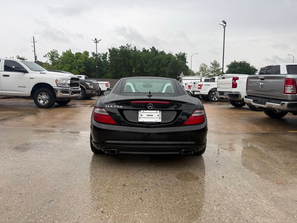 Mercedes-Benz SLK-Class Vehicle Full-screen Gallery Image 36