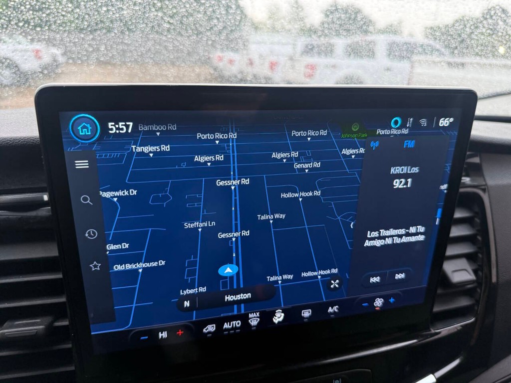 Ford Transit Passenger Wagon Vehicle Full-screen Gallery Image 24