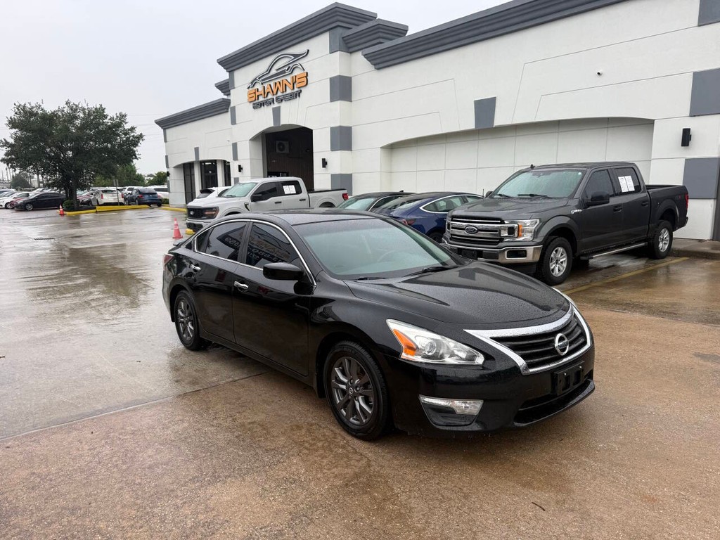 Nissan Altima Vehicle Full-screen Gallery Image 02