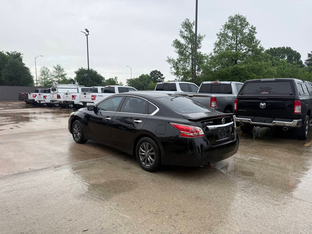 Nissan Altima Vehicle Full-screen Gallery Image 04