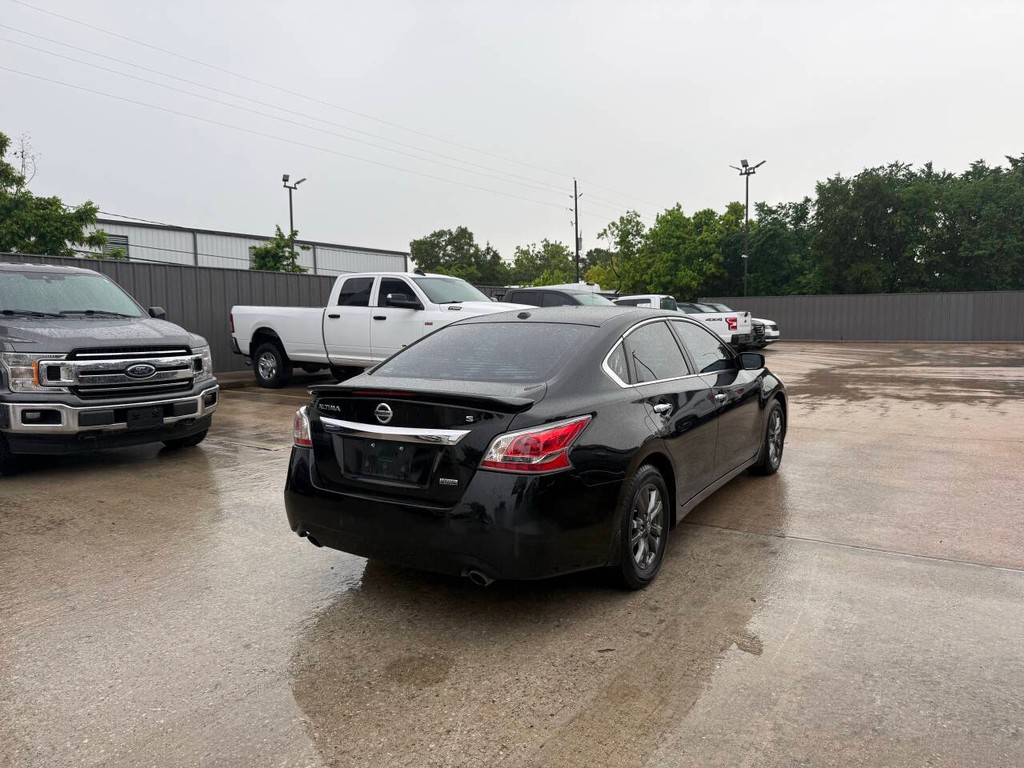 Nissan Altima Vehicle Full-screen Gallery Image 05