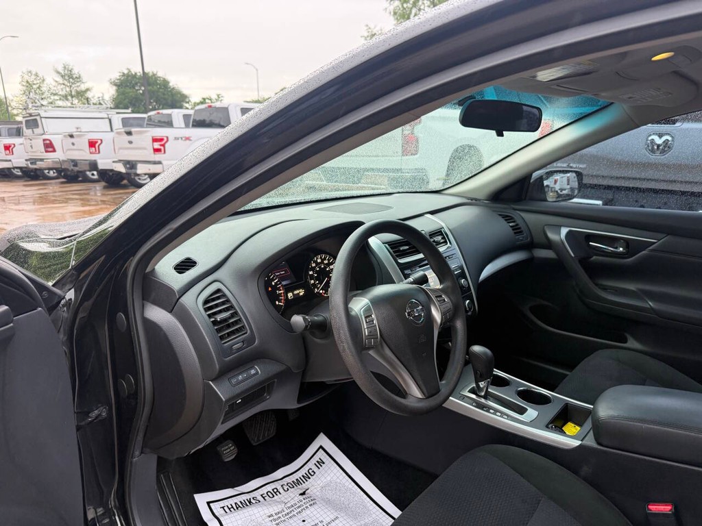 Nissan Altima Vehicle Full-screen Gallery Image 06