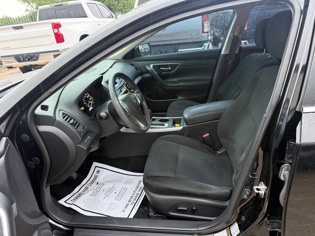 Nissan Altima Vehicle Full-screen Gallery Image 07