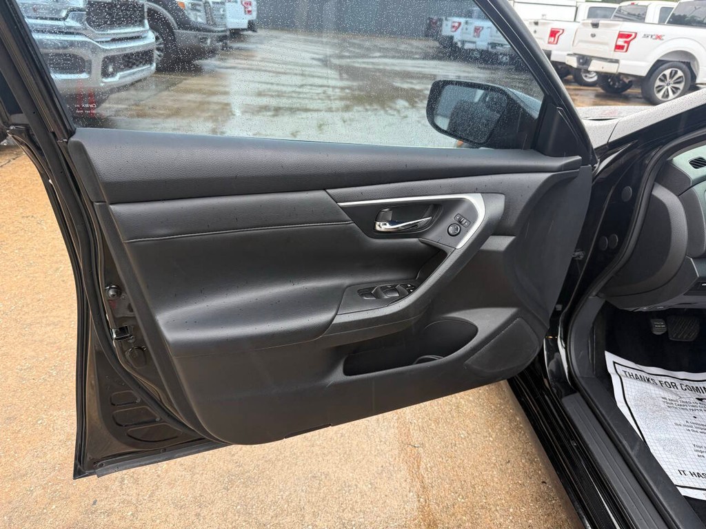 Nissan Altima Vehicle Full-screen Gallery Image 08