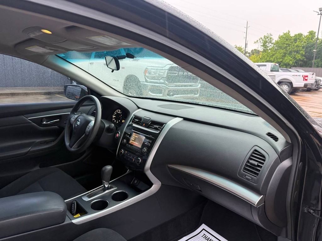 Nissan Altima Vehicle Full-screen Gallery Image 09