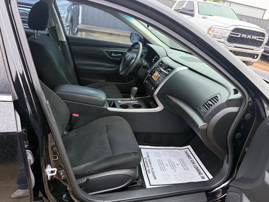 Nissan Altima Vehicle Full-screen Gallery Image 10