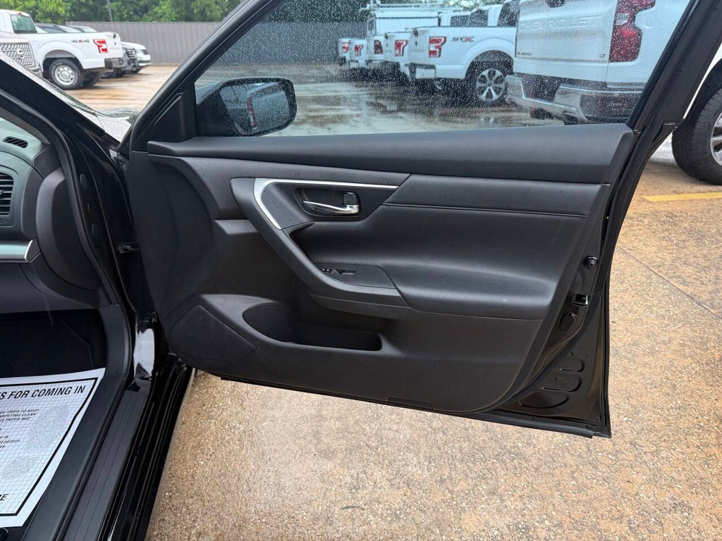 Nissan Altima Vehicle Full-screen Gallery Image 11