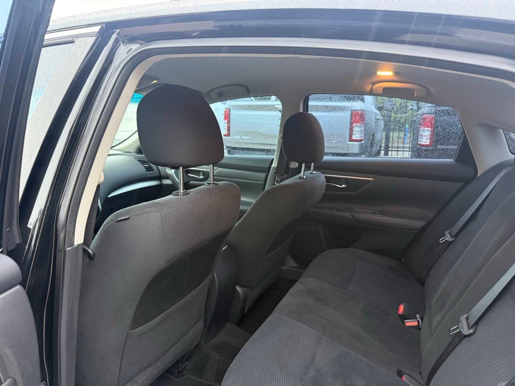 Nissan Altima Vehicle Full-screen Gallery Image 12