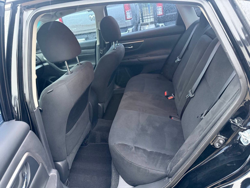 Nissan Altima Vehicle Full-screen Gallery Image 13