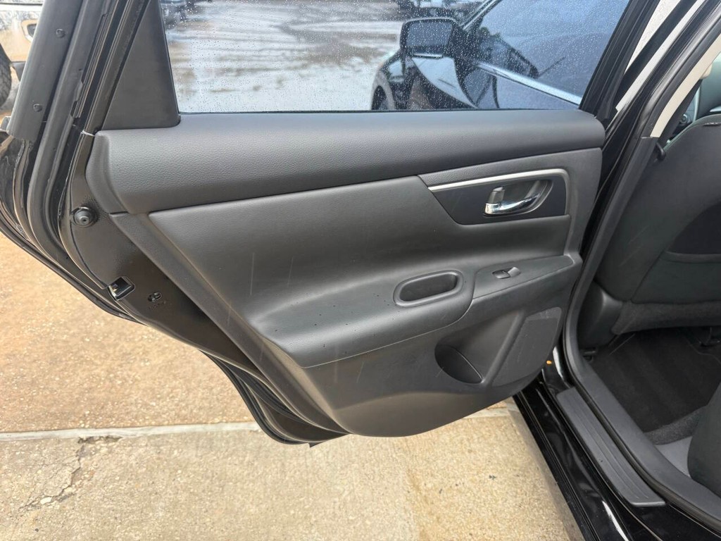 Nissan Altima Vehicle Full-screen Gallery Image 14