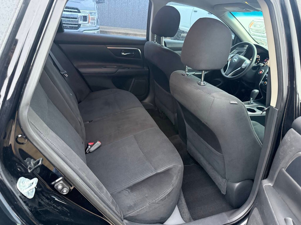 Nissan Altima Vehicle Full-screen Gallery Image 15