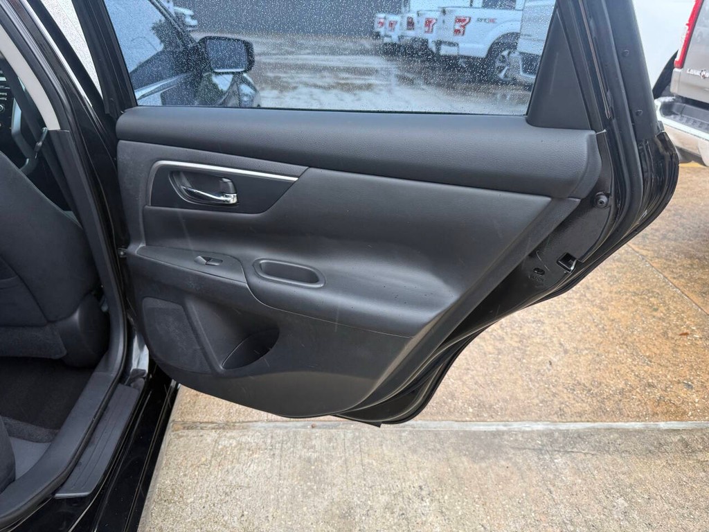 Nissan Altima Vehicle Full-screen Gallery Image 16