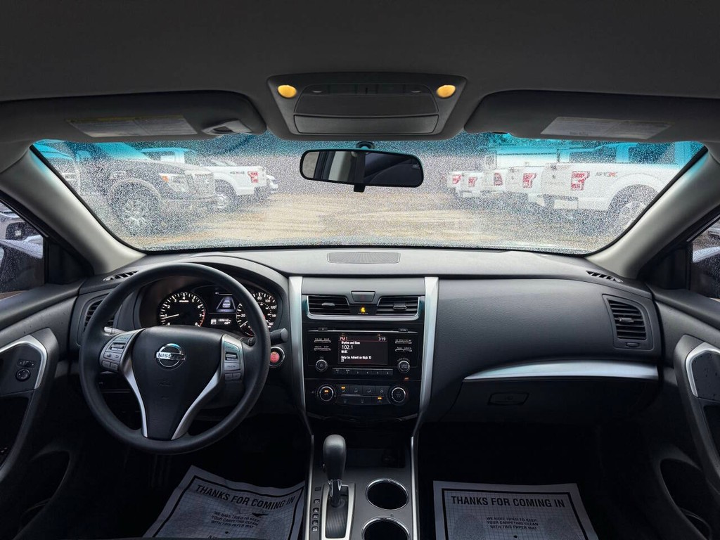 Nissan Altima Vehicle Full-screen Gallery Image 17