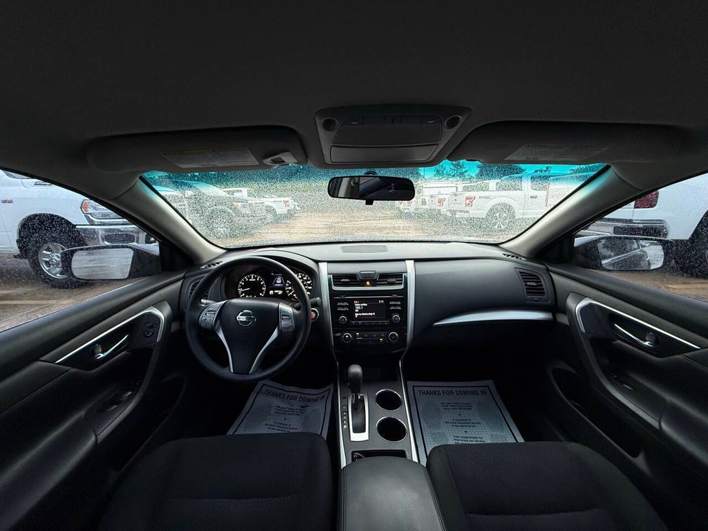Nissan Altima Vehicle Full-screen Gallery Image 18