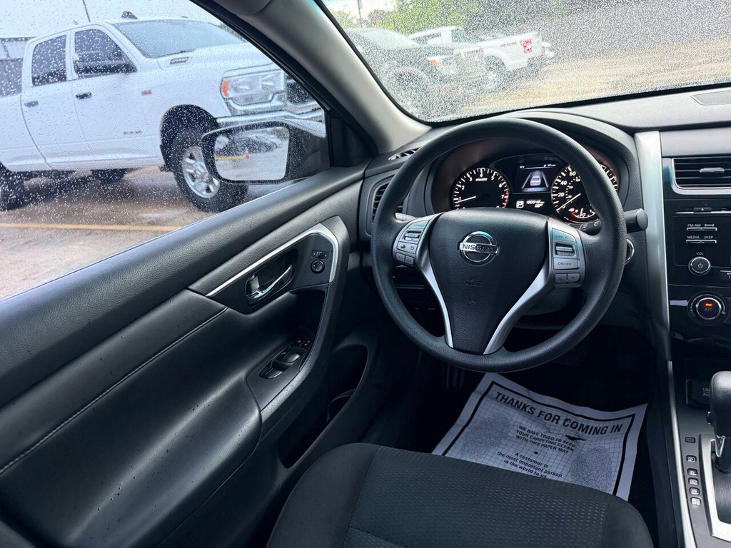 Nissan Altima Vehicle Full-screen Gallery Image 19