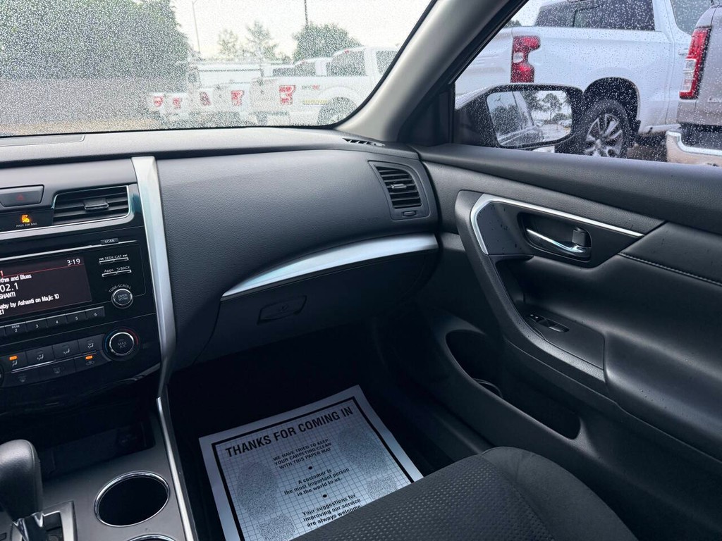 Nissan Altima Vehicle Full-screen Gallery Image 20