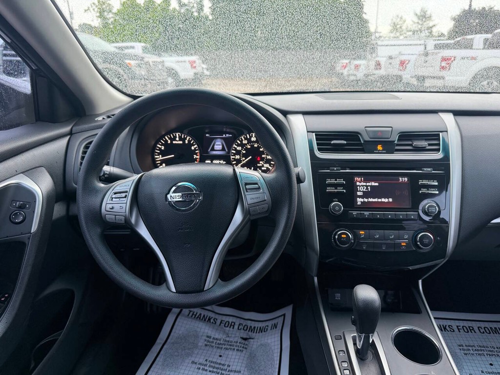 Nissan Altima Vehicle Full-screen Gallery Image 21