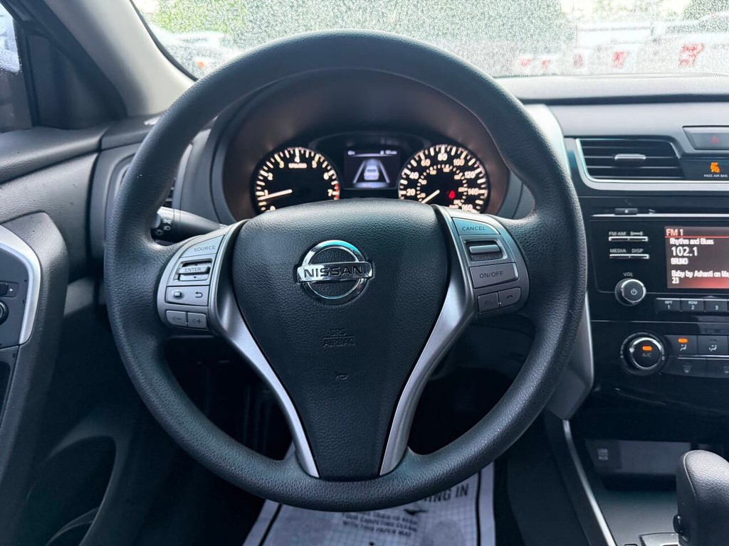 Nissan Altima Vehicle Full-screen Gallery Image 22