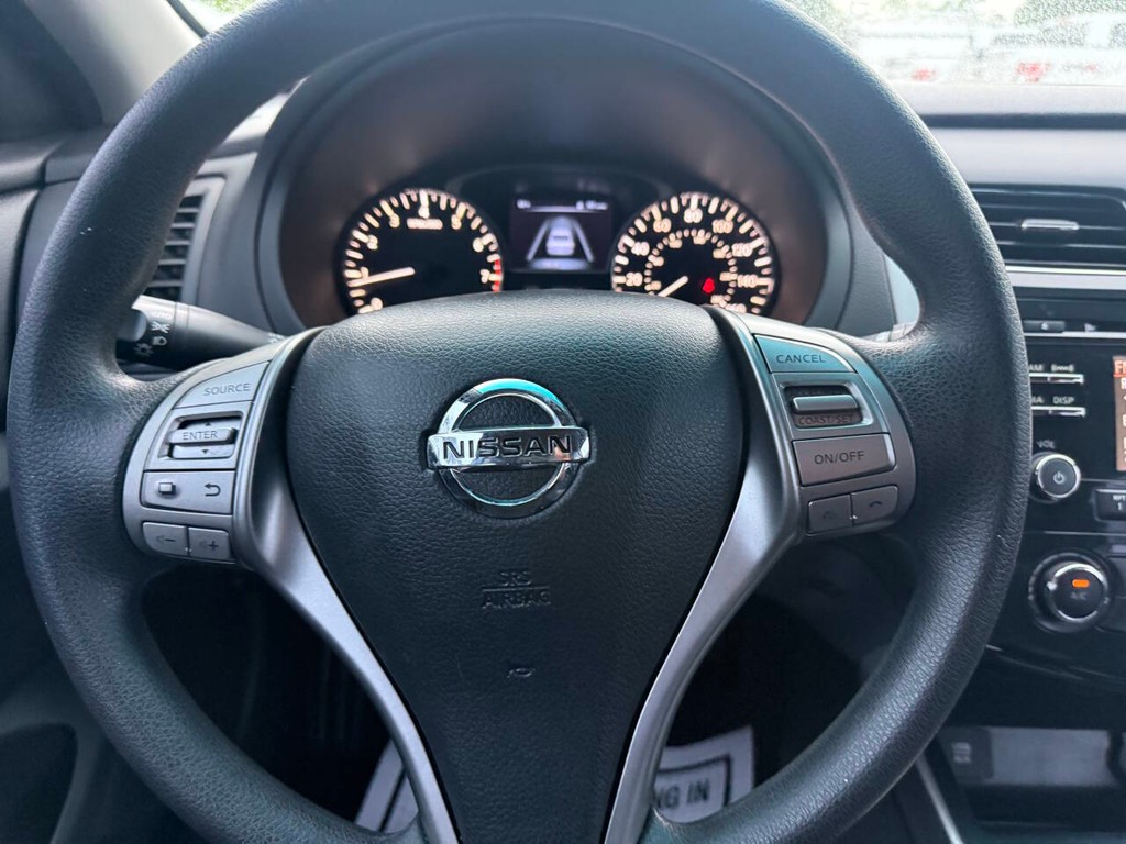 Nissan Altima Vehicle Full-screen Gallery Image 23