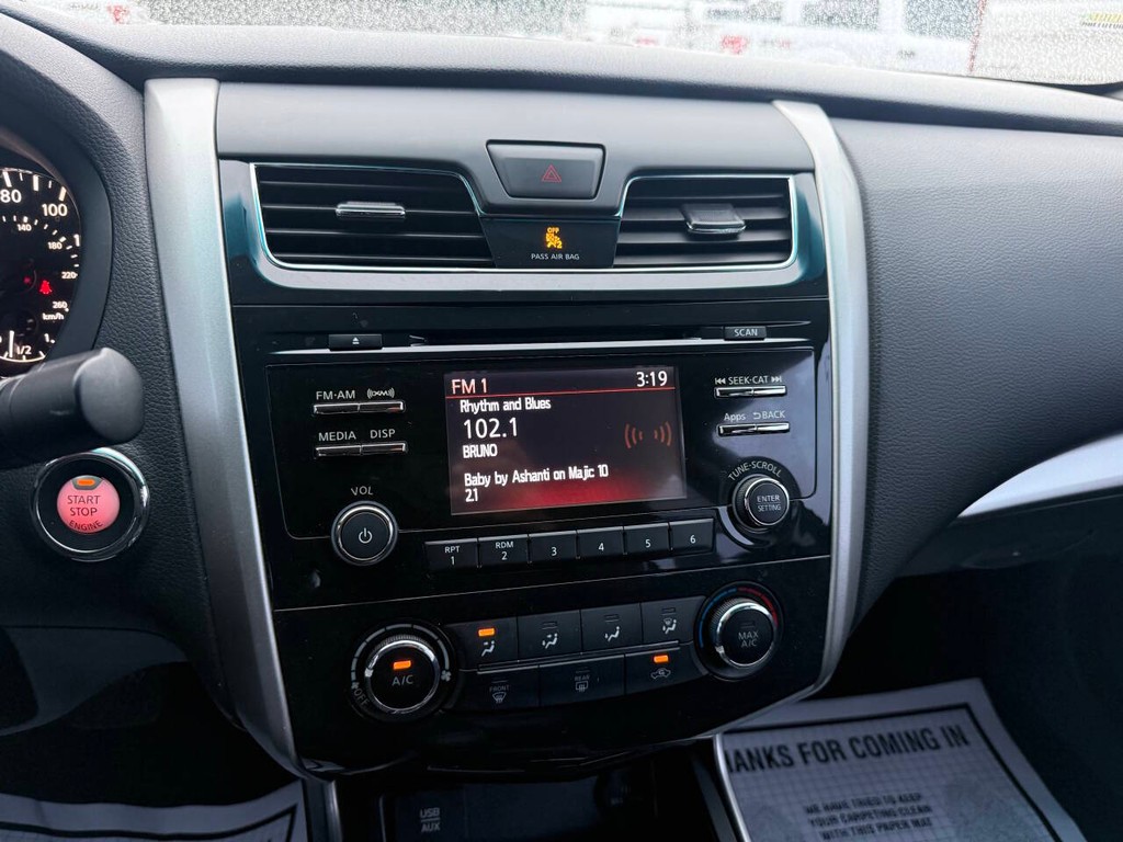 Nissan Altima Vehicle Full-screen Gallery Image 24