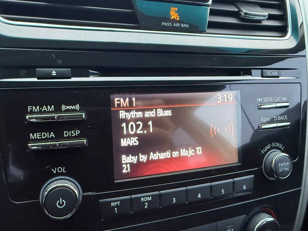 Nissan Altima Vehicle Full-screen Gallery Image 25