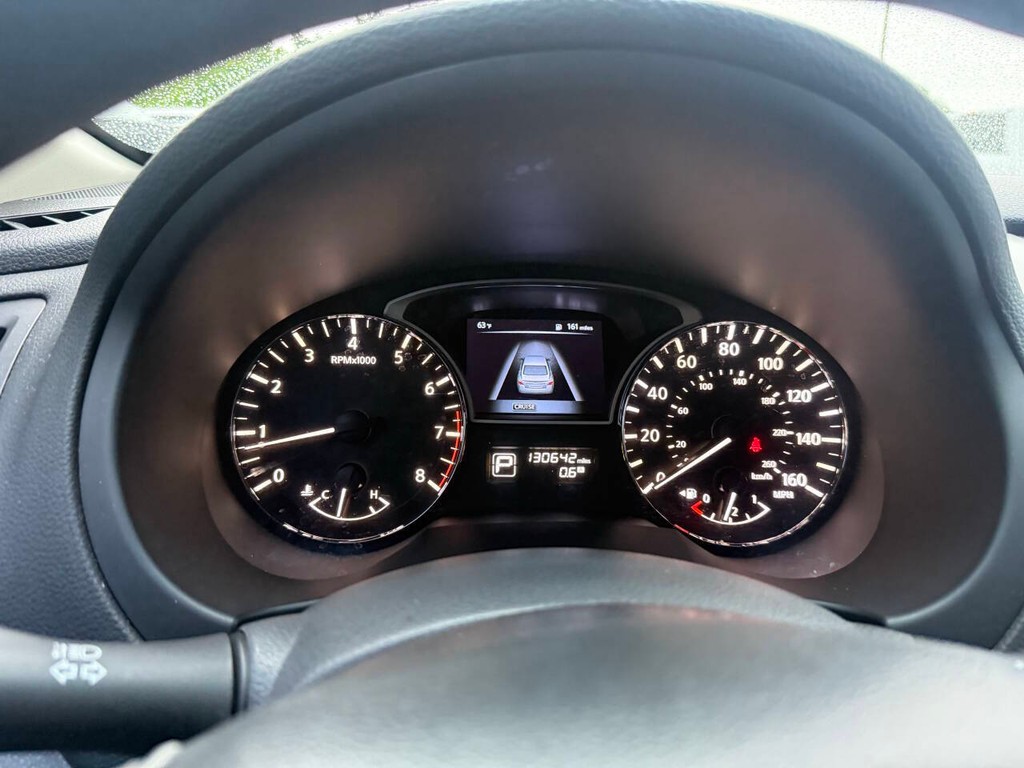 Nissan Altima Vehicle Full-screen Gallery Image 31