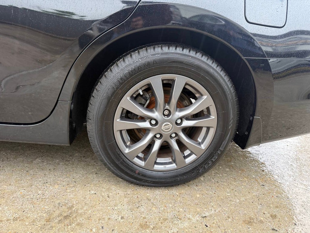 Nissan Altima Vehicle Full-screen Gallery Image 35