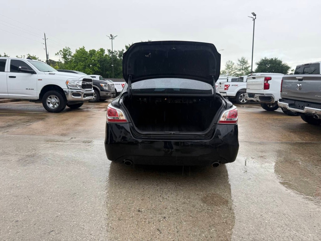 Nissan Altima Vehicle Full-screen Gallery Image 36