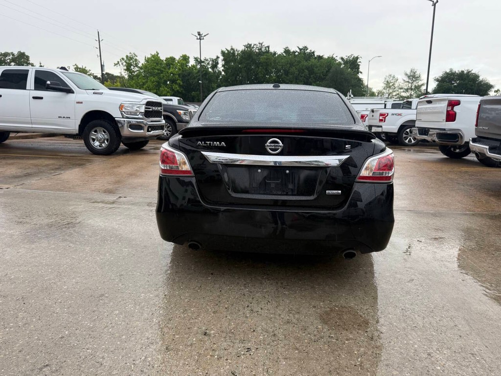 Nissan Altima Vehicle Full-screen Gallery Image 37