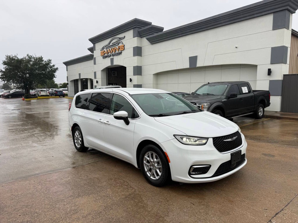 Chrysler Pacifica Vehicle Full-screen Gallery Image 02