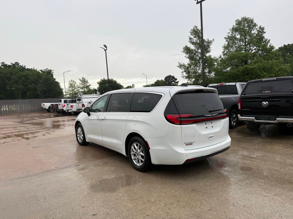 Chrysler Pacifica Vehicle Full-screen Gallery Image 04