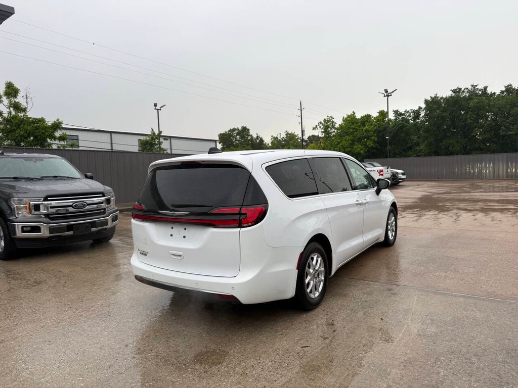 Chrysler Pacifica Vehicle Full-screen Gallery Image 05