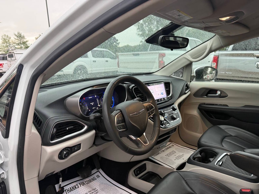 Chrysler Pacifica Vehicle Full-screen Gallery Image 06