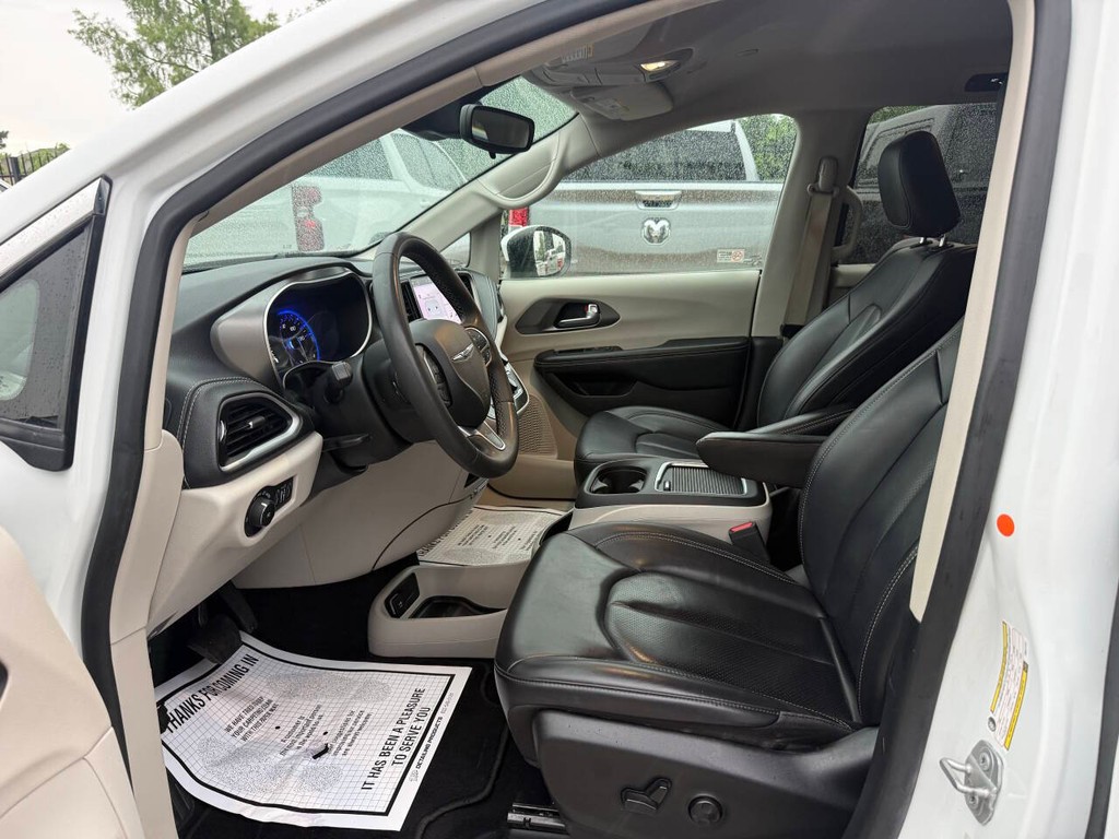 Chrysler Pacifica Vehicle Full-screen Gallery Image 07