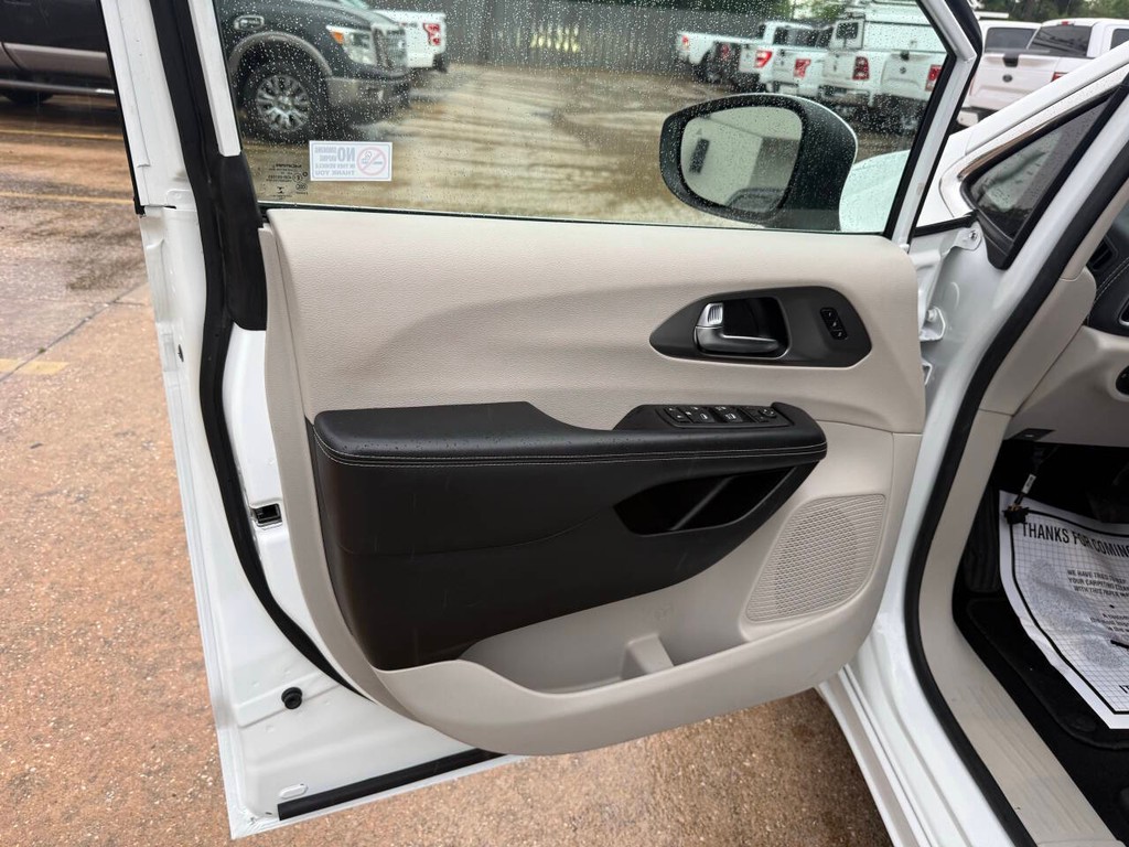 Chrysler Pacifica Vehicle Full-screen Gallery Image 08