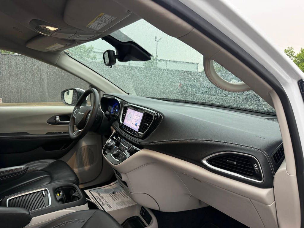 Chrysler Pacifica Vehicle Full-screen Gallery Image 09