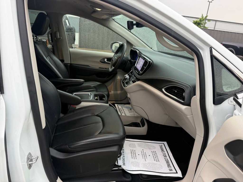 Chrysler Pacifica Vehicle Full-screen Gallery Image 10