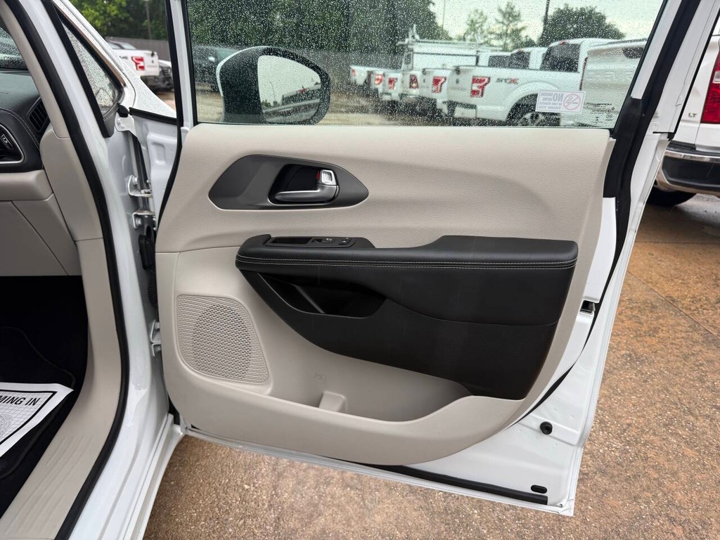 Chrysler Pacifica Vehicle Full-screen Gallery Image 11