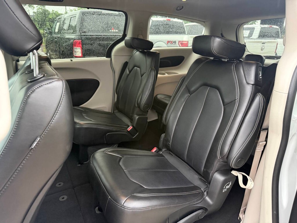 Chrysler Pacifica Vehicle Full-screen Gallery Image 12